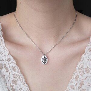 Iridescent white pearl necklace with a small silver chain